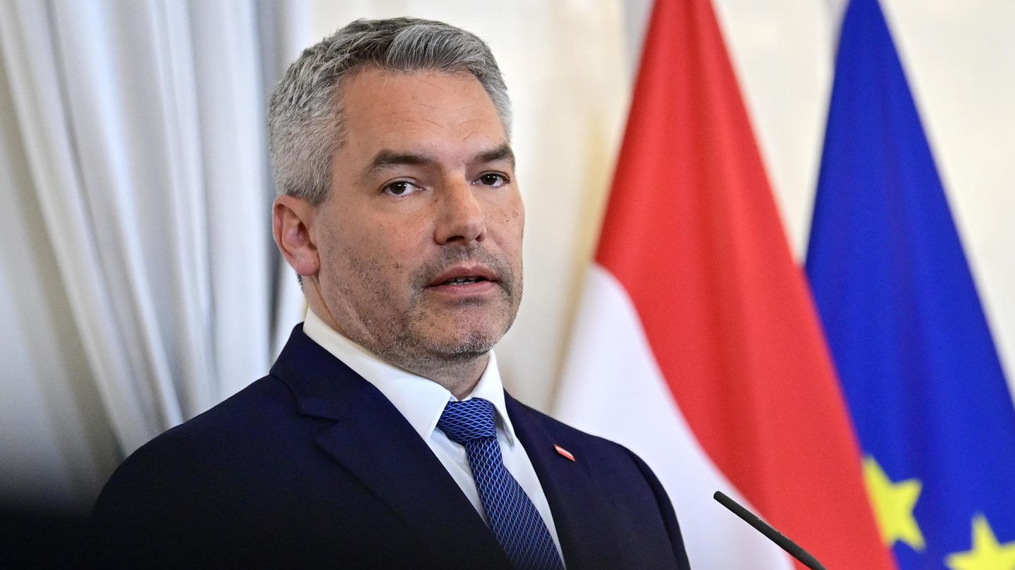 Österreichs Bundeskanzler Karl Nehammer bei einem Pressestatement im Bundeskanzleramt