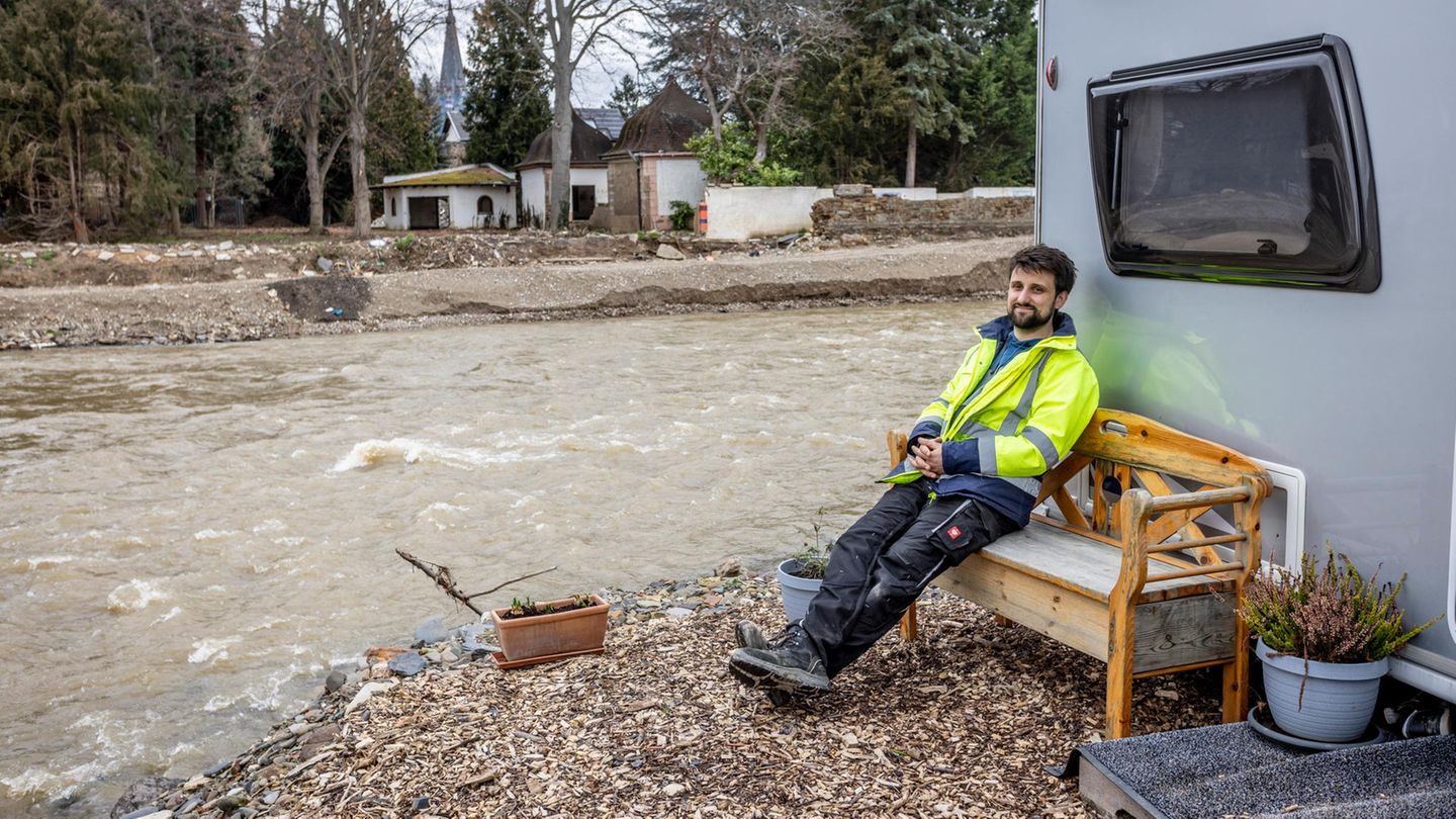 Lucas Bornschlegel sitzt vor einem Wohnwagen an der Ahr