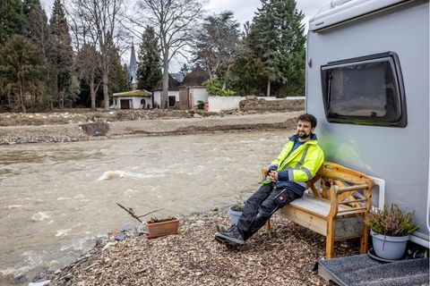 Lucas Bornschlegel sitzt vor einem Wohnwagen an der Ahr
