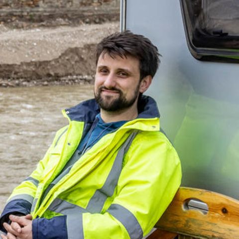 Lucas Bornschlegel sitzt vor einem Wohnwagen an der Ahr