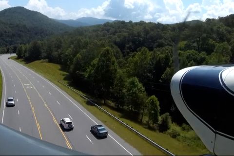 Notlandung im Video: Pilot landet nach Motorschaden mitten auf der Straße