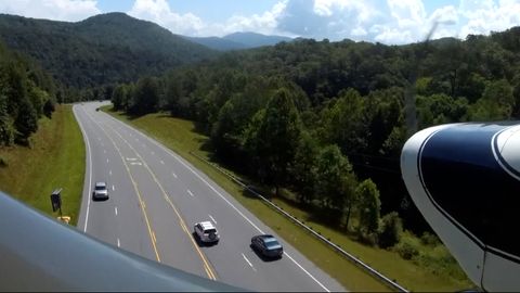 Notlandung im Video: Pilot landet nach Motorschaden mitten auf der Straße