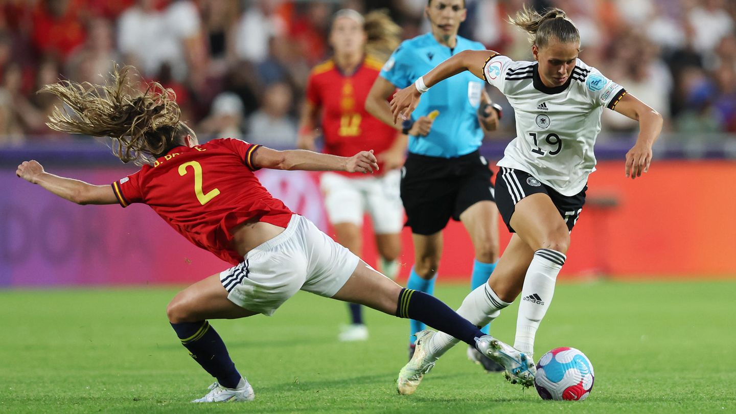 Der entscheidende Erfolg gegen die Spanierinnen, die spielerisch stärker sind als das DFB-Team, war definitiv eine Folge des Matchplans und der Taktik. Der sah vor, die spanische Pass- und Kombinationsmaschine rotieren zu lassen, ihr aber im Zentrum keinen Raum zur Entfaltung zu geben. Neben dem anfänglichen Pressing machten die Deutschen ihren Strafraum zu einem dicht besiedelten Gebiet, in dem es selbst für die technisch brillanten Spanierinnen mit ihrem Tiki-Taka kaum ein Durchkommen gab. Spanien hatte 70 Prozent Ballbesitz und schoss deutlich öfter auf das Tor, erzielte aber keines. Genau das war der Plan.