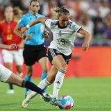 Der entscheidende Erfolg gegen die Spanierinnen, die spielerisch stärker sind als das DFB-Team, war definitiv eine Folge des Matchplans und der Taktik. Der sah vor, die spanische Pass- und Kombinationsmaschine rotieren zu lassen, ihr aber im Zentrum keinen Raum zur Entfaltung zu geben. Neben dem anfänglichen Pressing machten die Deutschen ihren Strafraum zu einem dicht besiedelten Gebiet, in dem es selbst für die technisch brillanten Spanierinnen mit ihrem Tiki-Taka kaum ein Durchkommen gab. Spanien hatte 70 Prozent Ballbesitz und schoss deutlich öfter auf das Tor, erzielte aber keines. Genau das war der Plan.