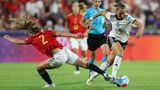 Der entscheidende Erfolg gegen die Spanierinnen, die spielerisch stärker sind als das DFB-Team, war definitiv eine Folge des Matchplans und der Taktik. Der sah vor, die spanische Pass- und Kombinationsmaschine rotieren zu lassen, ihr aber im Zentrum keinen Raum zur Entfaltung zu geben. Neben dem anfänglichen Pressing machten die Deutschen ihren Strafraum zu einem dicht besiedelten Gebiet, in dem es selbst für die technisch brillanten Spanierinnen mit ihrem Tiki-Taka kaum ein Durchkommen gab. Spanien hatte 70 Prozent Ballbesitz und schoss deutlich öfter auf das Tor, erzielte aber keines. Genau das war der Plan.