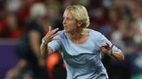 Bundestrainerin Martina Voss-Tecklenburg ist ohne Frage die "Mutter" des Erfolgs. Im November 2018 übernahm sie eine Nationalmannschaft, die nach den unglücklichen Jahren unter Steffi Jones in einer Krise steckte. Seitdem hat sie das Team nach ihren Vorstellungen geformt. Bei der WM 2019 erlebte sie mit dem Aus im Viertelfinale gegen Schweden noch eine Enttäuschung, aber seit dem setzte sie ihre Vorstellungen von Fußball konsequent um (die EM verschob sich durch die Corona-Pandemie um ein Jahr). Es funktioniert bislang hervorragend. Die Qualifikation war mit acht Siegen in acht Spielen makellos. Vor dem Turnier setzte sie gleich drei Trainingslager an. Jetzt gegen fußballerisch bessere Spanierinnen hatte sie einen "Plan", wie sie vorher angekündigt hatte – und der ging perfekt auf. MVT war als Spielerin selbst viermal Europameisterin, sie weiß also, wie sich so ein Erfolg anfühlt.