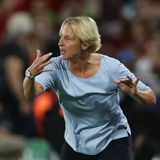 Bundestrainerin Martina Voss-Tecklenburg ist ohne Frage die "Mutter" des Erfolgs. Im November 2018 übernahm sie eine Nationalmannschaft, die nach den unglücklichen Jahren unter Steffi Jones in einer Krise steckte. Seitdem hat sie das Team nach ihren Vorstellungen geformt. Bei der WM 2019 erlebte sie mit dem Aus im Viertelfinale gegen Schweden noch eine Enttäuschung, aber seit dem setzte sie ihre Vorstellungen von Fußball konsequent um (die EM verschob sich durch die Corona-Pandemie um ein Jahr). Es funktioniert bislang hervorragend. Die Qualifikation war mit acht Siegen in acht Spielen makellos. Vor dem Turnier setzte sie gleich drei Trainingslager an. Jetzt gegen fußballerisch bessere Spanierinnen hatte sie einen "Plan", wie sie vorher angekündigt hatte – und der ging perfekt auf. MVT war als Spielerin selbst viermal Europameisterin, sie weiß also, wie sich so ein Erfolg anfühlt.