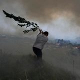 Freiwilliger Helfer kämpft gegen die Flammen