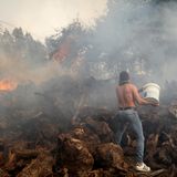 Anwohner kämpfen gegen die Flammen