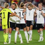 Seit MVT Bundestrainerin ist, hat sie systematisch an der Stärkung der Defensive gearbeitet, der Schwachpunkt der vergangenen Jahre. Die Offensivspielerinnen sind fest in die Abwehrarbeit eingebunden. Gegen Spanien half nahezu das komplette Team dabei mit, den Gefahrenbereich Strafraum abzusichern. Gegen schwächere Gegnerinnen ist das in dieser extremen Form nicht notwendig, aber grundsätzlich gilt natürlich der alte Leitspruch: Titel gewinnt man nur mit einer starken Abwehr und möglichst wenig Gegentoren.