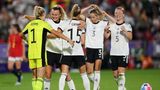 Seit MVT Bundestrainerin ist, hat sie systematisch an der Stärkung der Defensive gearbeitet, der Schwachpunkt der vergangenen Jahre. Die Offensivspielerinnen sind fest in die Abwehrarbeit eingebunden. Gegen Spanien half nahezu das komplette Team dabei mit, den Gefahrenbereich Strafraum abzusichern. Gegen schwächere Gegnerinnen ist das in dieser extremen Form nicht notwendig, aber grundsätzlich gilt natürlich der alte Leitspruch: Titel gewinnt man nur mit einer starken Abwehr und möglichst wenig Gegentoren.