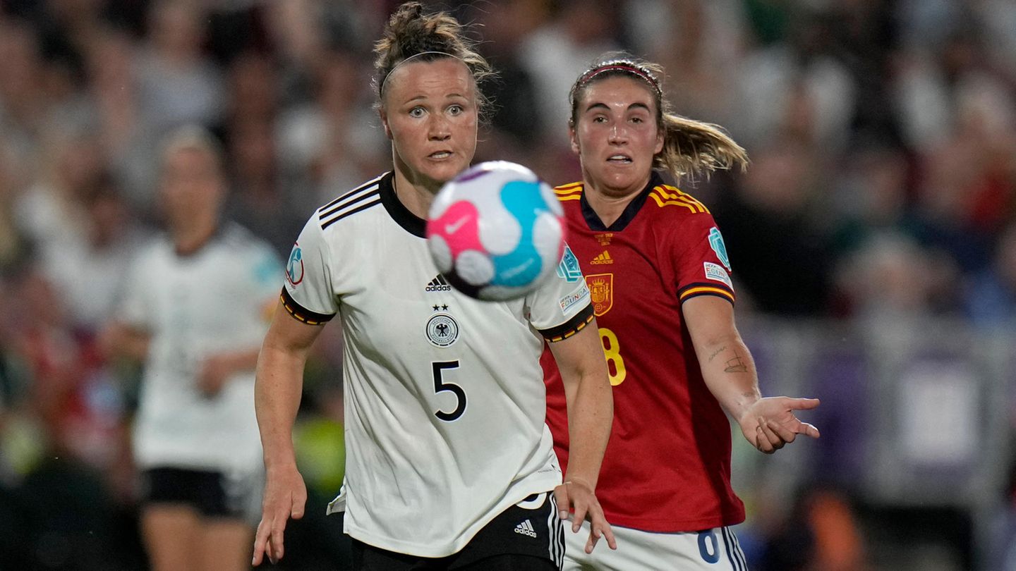 Die gute Defensive hängt natürlich von individuellen Leistungen ab. Dafür steht Abwehrchefin Martina Hegering, die zurecht als "Spielerin des Spiels" ausgezeichnet wurde. Die Neu-Wolfsburgerin war definitiv der Turm in der Schlacht. Mit perfektem Stellungsspiel, Übersicht und großer Ballsicherheit dirigierte sie die Abwehr und war damit einer der entscheidenen Faktoren des Sieges. Mit Torhüterin Merle Frohms und dem Rest der Viererkette (Giulia Gwinn, Kathrin Hendrich, Felicitas Rauch) bildete sie eine unüberwindliche Einheit. Ihre Leistung ist dabei ein kleines Wunder. In der abgelaufenen Saison stand sie wegen einer Verletzung nur fünf Mal für ihren Verein Bayern München auf dem Platz, davon mehrheitlich in der zweiten Mannschaft. Überhaupt ist es ein kleines Wunder, dass die Innenverteidigerin diese Leistung abrufen kann. In ihrer Karriere musste sie sechs Jahre lang wegen einer Fersenverletzung aussetzen. Neben Jennifer Marozsán (aktuell Kreuzbandriss) und Alexandra Popp gehört zu den talentiertesten Spielrinnen ihrer Generation. Die Bundestrainerin vertraut ihr, schließlich trainierte sie Hergering schon als Nachwuchsspielerin beim damaligen FCR 2001 Duisburg.
