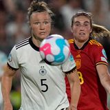 Die gute Defensive hängt natürlich von individuellen Leistungen ab. Dafür steht Abwehrchefin Martina Hegering, die zurecht als "Spielerin des Spiels" ausgezeichnet wurde. Die Neu-Wolfsburgerin war definitiv der Turm in der Schlacht. Mit perfektem Stellungsspiel, Übersicht und großer Ballsicherheit dirigierte sie die Abwehr und war damit einer der entscheidenen Faktoren des Sieges. Mit Torhüterin Merle Frohms und dem Rest der Viererkette (Giulia Gwinn, Kathrin Hendrich, Felicitas Rauch) bildete sie eine unüberwindliche Einheit. Ihre Leistung ist dabei ein kleines Wunder. In der abgelaufenen Saison stand sie wegen einer Verletzung nur fünf Mal für ihren Verein Bayern München auf dem Platz, davon mehrheitlich in der zweiten Mannschaft. Überhaupt ist es ein kleines Wunder, dass die Innenverteidigerin diese Leistung abrufen kann. In ihrer Karriere musste sie sechs Jahre lang wegen einer Fersenverletzung aussetzen. Neben Jennifer Marozsán (aktuell Kreuzbandriss) und Alexandra Popp gehört zu den talentiertesten Spielrinnen ihrer Generation. Die Bundestrainerin vertraut ihr, schließlich trainierte sie Hergering schon als Nachwuchsspielerin beim damaligen FCR 2001 Duisburg.