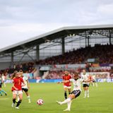 Jede Taktik und jede Spielidee sind nur graue Theorie, wenn sie nicht umgesetzt werden. Und manchmal muss es sogar ein wenig mehr sein. Das hat das deutsche Team bilderbuchmäßig vorgeführt. Der Mannschaft war in den beiden Gruppensielen gegen Dänemark und Spanien deutlich anzumerken, dass sie nicht nur an sich glaubt, sondern es auch will. Mit "högschder" Disziplin (Joachim Löw) setzte sie die Vorgaben der Bundestrainerin um. Die Viererketten vor und im Strafraum standen und verschoben genau richtig, nach jeden Ballverlust wurde weiter gekämpft. Besonders der Sieg gegen Spanien war eine Willensleistung.