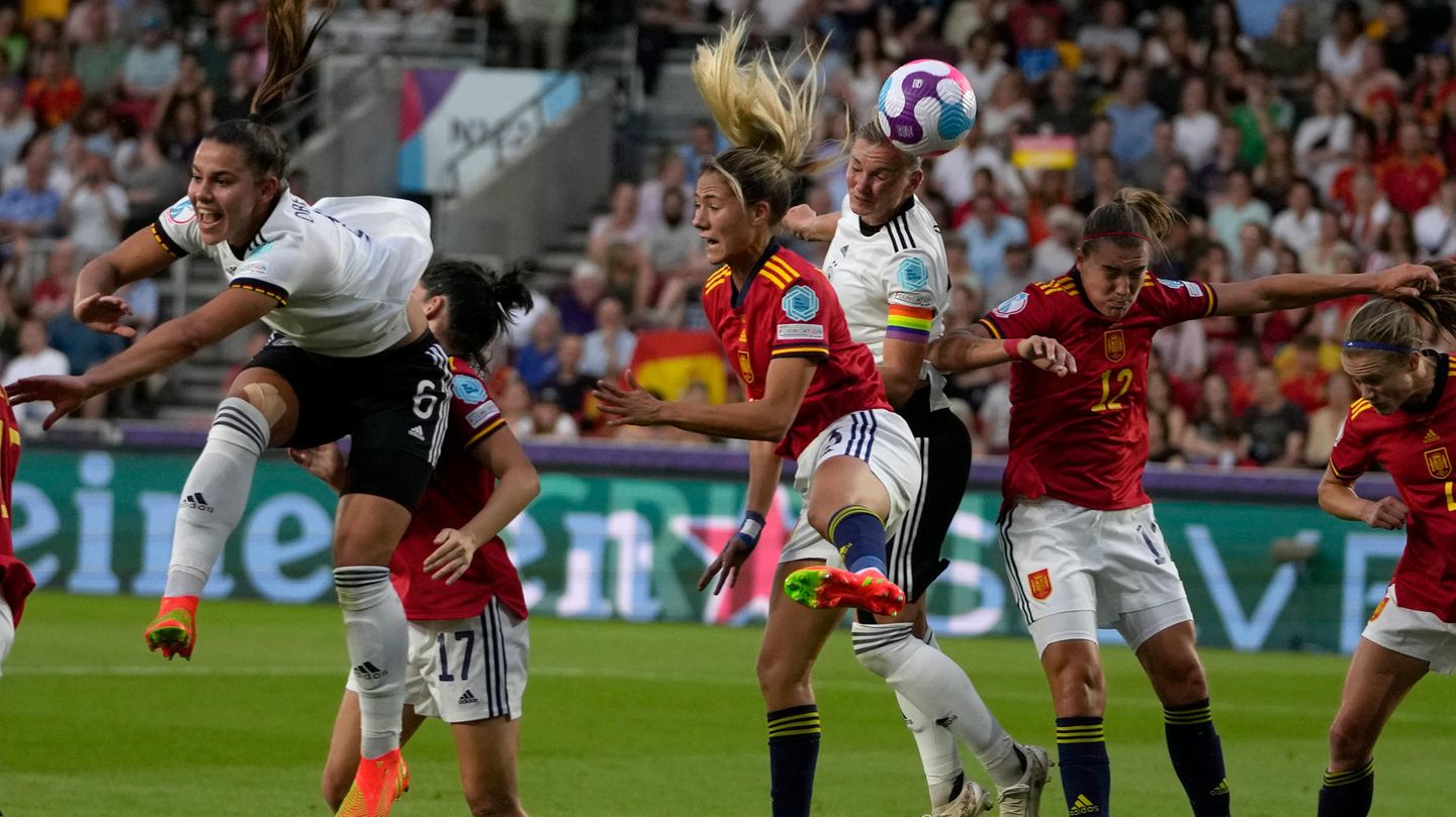 Alexandra "Poppi" Popp kam im zweiten Spiel der EM zu ihrem ersten Startelf-Einsatz und erzielte ihr zweites EM-Tor. Wie Hegering war Popp in der abgelaufenen Saison die meiste Zeit verletzt. Aber ihre Klasse, Zweikampfstärke und Torgefährlichkeit sind für die Mannschaft goldwert. Das bewies sie mit ihrem Kopfballtor nach einem Eckball (im Bild), der die beruhigende 2:0-Führung brachte, nachdem Klara Brühl früh einen Patzer der spanischen Keeperin genutzt hatte. Der Faktor Popp kann im Laufe des Turniers noch wichtiger werden.