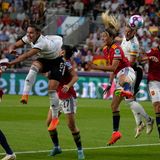 Alexandra "Poppi" Popp kam im zweiten Spiel der EM zu ihrem ersten Startelf-Einsatz und erzielte ihr zweites EM-Tor. Wie Hegering war Popp in der abgelaufenen Saison die meiste Zeit verletzt. Aber ihre Klasse, Zweikampfstärke und Torgefährlichkeit sind für die Mannschaft goldwert. Das bewies sie mit ihrem Kopfballtor nach einem Eckball (im Bild), der die beruhigende 2:0-Führung brachte, nachdem Klara Brühl früh einen Patzer der spanischen Keeperin genutzt hatte. Der Faktor Popp kann im Laufe des Turniers noch wichtiger werden.