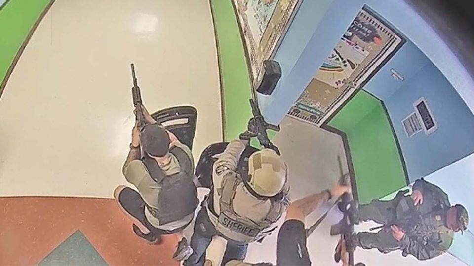 Schulmassaker von Uvalde: Neues Amok-Video bringt Polizei in Bedrängnis: "Die ganze Welt weiß, dass sie Feiglinge sind" Schulmassaker von Uvalde: Neues Amok-Video bringt Polizei in Bedrängnis: "Die ganze Welt weiß, dass sie Feiglinge sind"