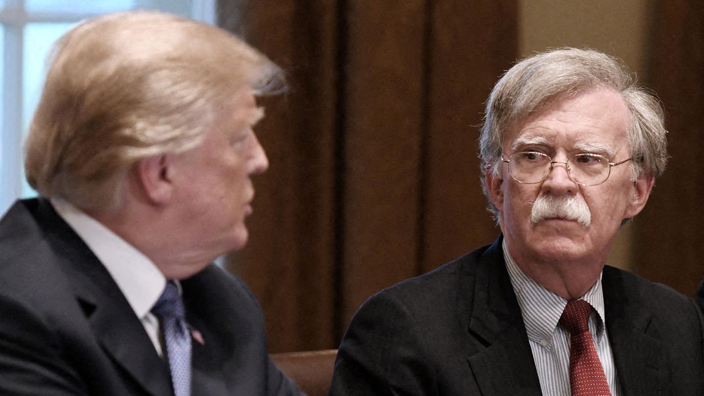 John Bolton im Gespräch mit Donald Trump