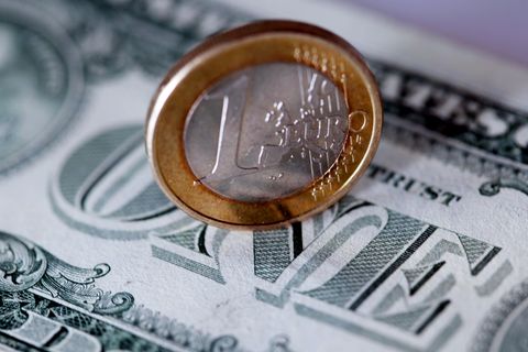 Der Euro-Kurs ist erstmals seit 2002 auf unter 1,0 Dollar gefallen (Symbolbild)
