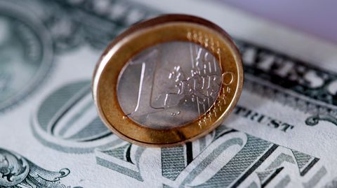 Der Euro-Kurs ist erstmals seit 2002 auf unter 1,0 Dollar gefallen (Symbolbild)