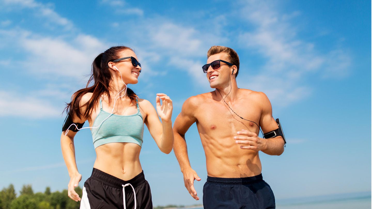 Sixpack: Eine Frau und eine Mann mit Waschbrettbauch