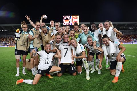 DFB-Frauen bejubeln ihren 2:0-EM-Sieg gegen Spanien – Olaf Scholz will mit Oliver Bierhoff über Geld für Frauen-Team sprechen
