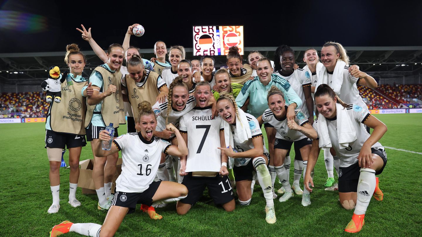 DFB-Frauen bejubeln ihren 2:0-EM-Sieg gegen Spanien – Olaf Scholz will mit Oliver Bierhoff über Geld für Frauen-Team sprechen