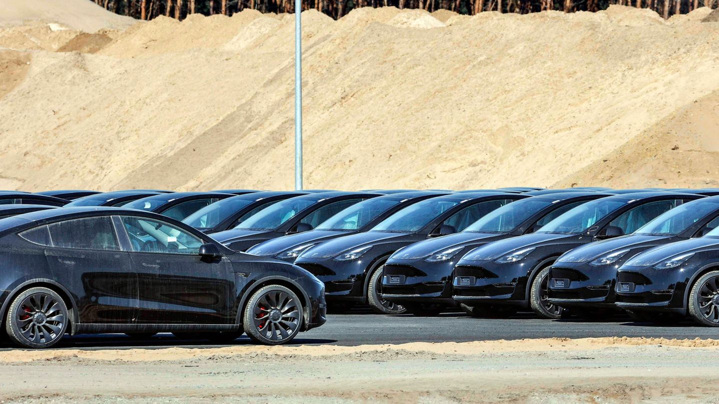 Tesla Y Modelle stehen auf einem Gelände der neuen Gigafactory in Grünheide.