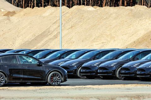 Tesla Y Modelle stehen auf einem Gelände der neuen Gigafactory in Grünheide.
