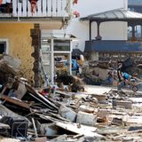 War Privathaushalten durch die Naturkatastrophe ein Schaden an ihrem Wohnraum oder Hausrat entstanden, so konnten sie Soforthilfen erhalten. Nach Abzug von Versicherungsleistungen mussten die Schäden einen Wert von 5000 Euro übersteigen. Lag eine außerordentliche Bedürftigkeit vor, so wurden die Soforthilfen bereits ab einem Schaden von 3000 Euro gewährt. Sie wurden als Pauschalen ausgezahlt: 1500 Euro je Haushalt inklusive einer Person sowie 500 Euro für jede weitere im Haushalt lebende Person. Maximal wurden je Haushalt 3500 Euro ausgezahlt.