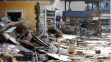 War Privathaushalten durch die Naturkatastrophe ein Schaden an ihrem Wohnraum oder Hausrat entstanden, so konnten sie Soforthilfen erhalten. Nach Abzug von Versicherungsleistungen mussten die Schäden einen Wert von 5000 Euro übersteigen. Lag eine außerordentliche Bedürftigkeit vor, so wurden die Soforthilfen bereits ab einem Schaden von 3000 Euro gewährt. Sie wurden als Pauschalen ausgezahlt: 1500 Euro je Haushalt inklusive einer Person sowie 500 Euro für jede weitere im Haushalt lebende Person. Maximal wurden je Haushalt 3500 Euro ausgezahlt.