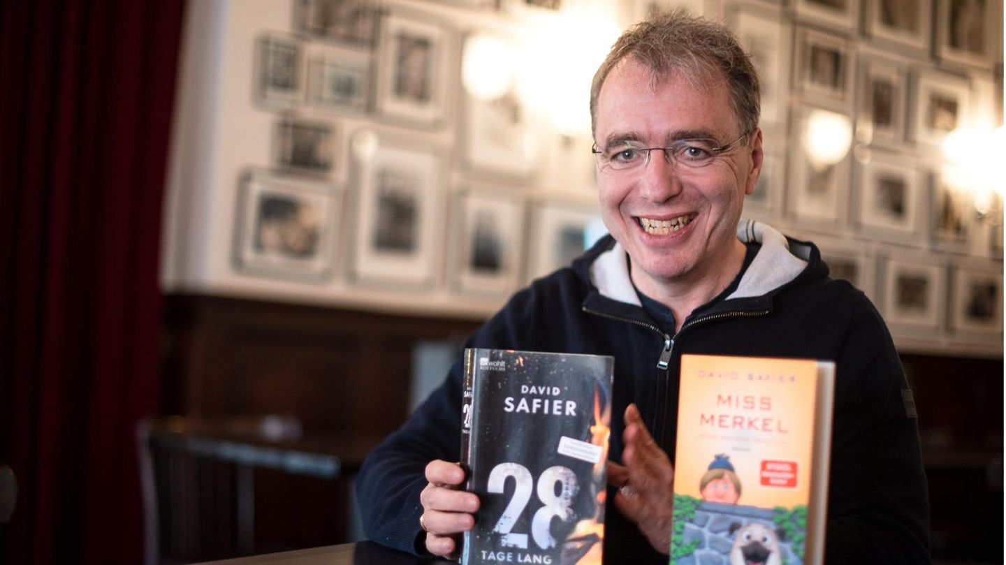 Bestsellerautor David Safier bei bei einem Interviewtermin mit zwei seiner Bücher im April in Bremen
