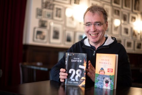 Bestsellerautor David Safier bei bei einem Interviewtermin mit zwei seiner Bücher im April in Bremen