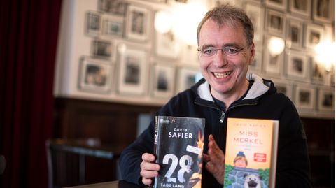 Bestsellerautor David Safier bei bei einem Interviewtermin mit zwei seiner Bücher im April in Bremen