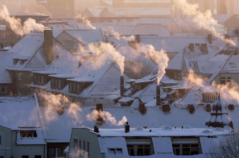 Schornsteine und Abzüge auf den Mietshäusern in der Südvorstadt qualmen