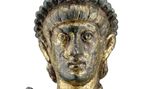 Vergoldete Bronzebüste aus der theodosianischen Zeit (379-455). Sie stellt vermutlich den Kaiser Valentinian II. dar. 