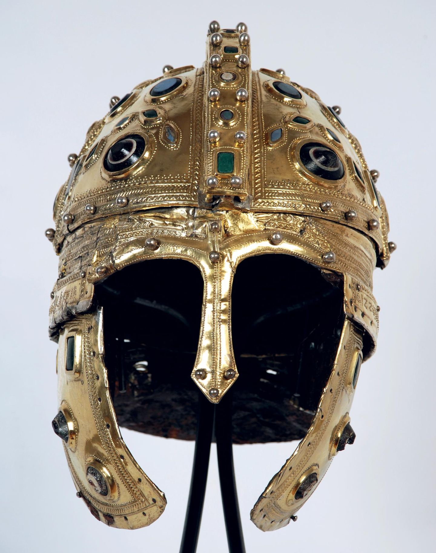 Römischer Prunkhelm, der einer der wichtigsten Funde für die Forschung zum spätantiken Militär ist.