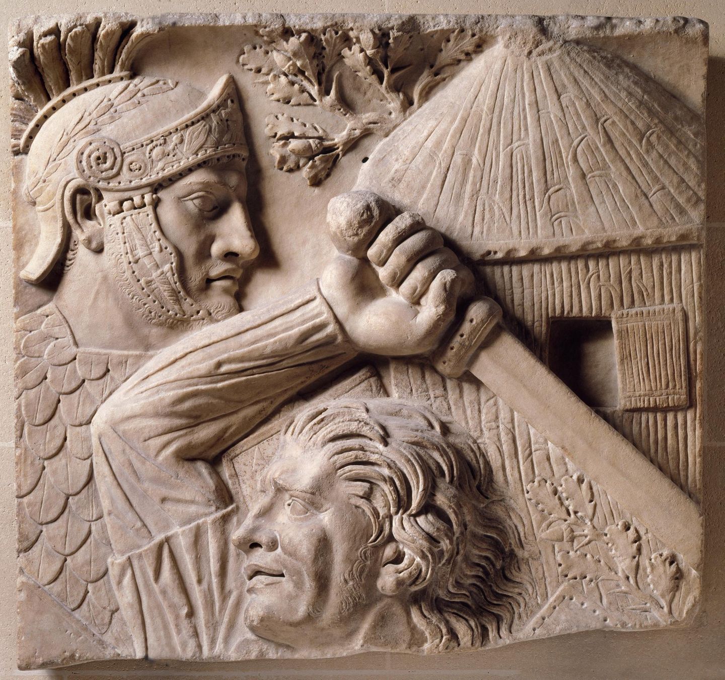 Ein Fragment des großen trjanischen Schlachtenfrieses. Das Motiv zeigt Römer im Kampf gegen das Volk der Daker. Das Relief stammt von einem nicht bekannten bekannten Bau auf dem Forum Romanum in Rom und zeigt eine stereotypische Darstellung der Feinde Roms. 