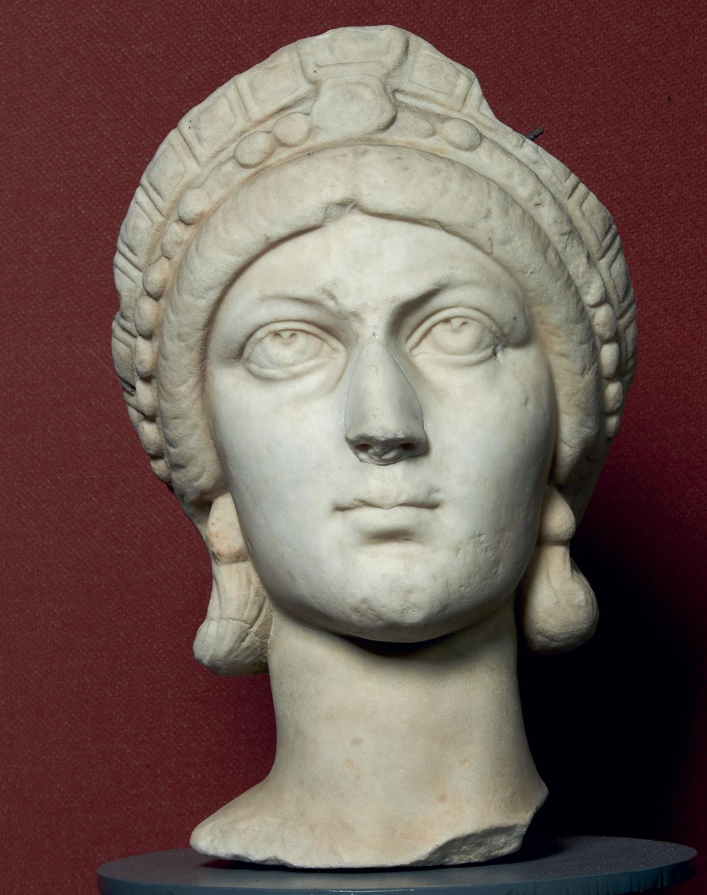 Porträt einer Dame des Kaiserhauses aus dem 4. Jahrhundert n. Chr. Eine Sonderausstellung in Trier zeigt in drei Museen über 700 Exponate aus 20 Ländern, welche die Geschichte des vierten und fünften Jahrhunderts erzählt. Politik wurde in dieser Zeit kaum noch in Rom gemacht. Die neuen Zentren des römischen Imperiums lagen in prächtigen Residenzstädten wie Trier, Mailand oder Sirmium im heutigen Serbien. 