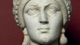 Porträt einer Dame des Kaiserhauses aus dem 4. Jahrhundert n. Chr. Eine Sonderausstellung in Trier zeigt in drei Museen über 700 Exponate aus 20 Ländern, welche die Geschichte des vierten und fünften Jahrhunderts erzählt. Politik wurde in dieser Zeit kaum noch in Rom gemacht. Die neuen Zentren des römischen Imperiums lagen in prächtigen Residenzstädten wie Trier, Mailand oder Sirmium im heutigen Serbien. 