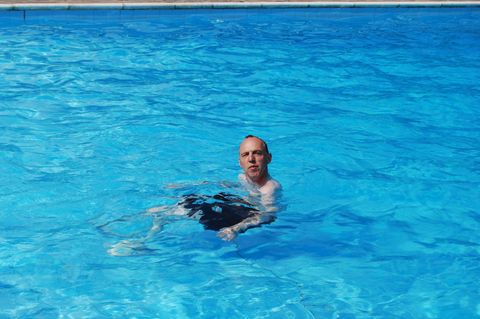Kester Schlenz im Wasser