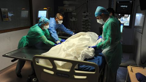 Ärzte im Krankenhaus versuchen, einen Patienten wiederzubeleben
