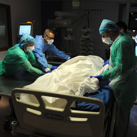 Ärzte im Krankenhaus versuchen, einen Patienten wiederzubeleben