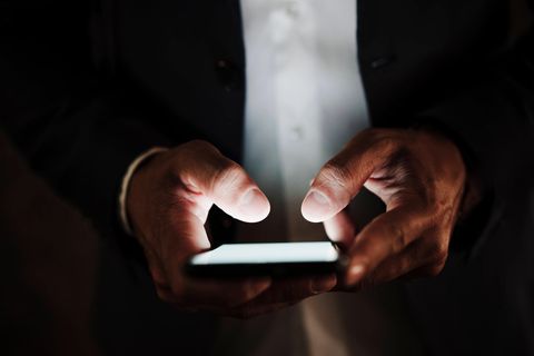 Mann hält Smartphone in seiner Hand