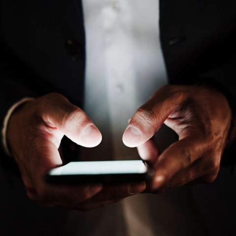 Mann hält Smartphone in seiner Hand