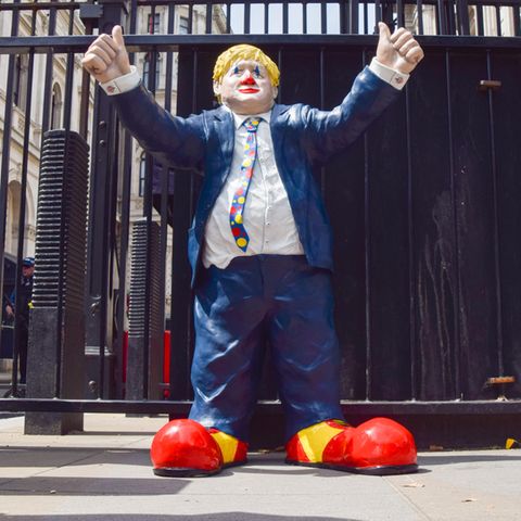 Eine Figur, die Boris Johnson als Clown zeigt, steht vor dem Sitz des Premierministers in der Downing Street.