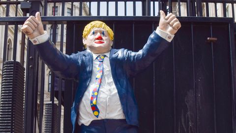 Eine Figur, die Boris Johnson als Clown zeigt, steht vor dem Sitz des Premierministers in der Downing Street.
