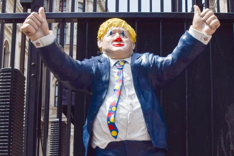 Eine Figur, die Boris Johnson als Clown zeigt, steht vor dem Sitz des Premierministers in der Downing Street.