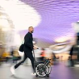 Die Bromptonräder lassen sich mit den eingebauten kleinen Rollen gut schieben.