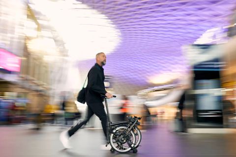 Die Bromptonräder lassen sich mit den eingebauten kleinen Rollen gut schieben.